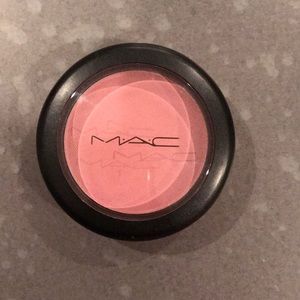 🆕 MAC satin powder blush in “dame”